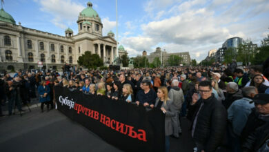 Tausende demonstrieren nach Massenerschießungen gegen die Gewalt in Serbien