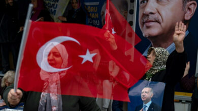Erdogan leitet Gebete, während er für das politische Leben kämpft