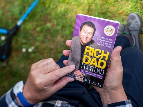 Robert Kiyosaki empfiehlt Gold und Bitcoin gegenüber Aktien